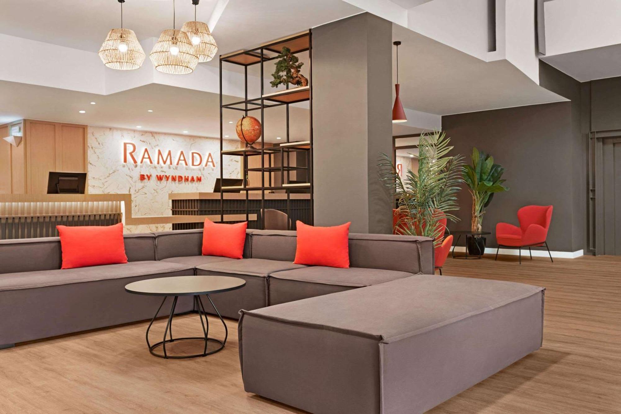 Ramada By Wyndham Valencia Almussafes Hotel Exterior photo