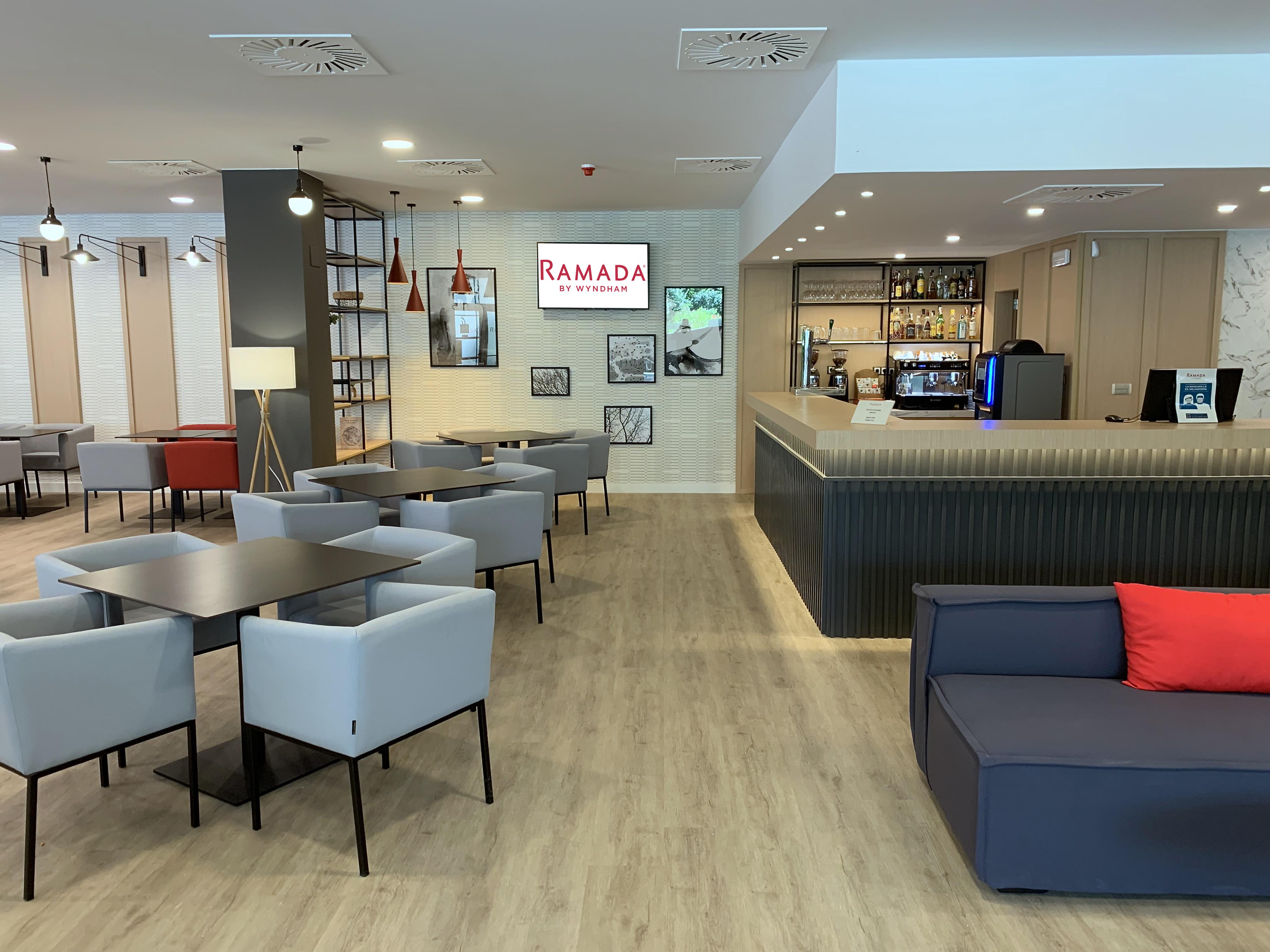 Ramada By Wyndham Valencia Almussafes Hotel Exterior photo